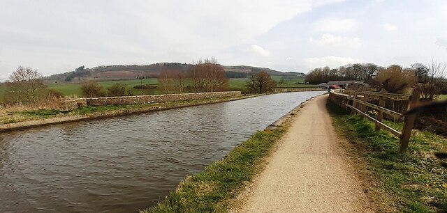 View east along Leeds & Liverpool Canal... © Roger Templeman cc-by-sa/2 ...