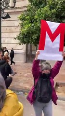 Protesta davant del balcó de l'Ajuntament de València