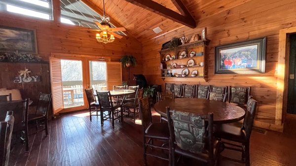 Photo of Hidden Mountain Resort - Sevierville, TN, US. Comfortable chairs and sturdy tables