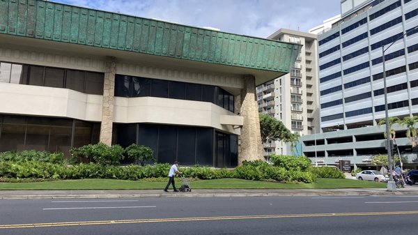 Photo of First Hawaiian Bank - Kapiolani Branch - Honolulu, HI, US. Huge wasted space Banks are going to be dinosaurs ... make it a open air corner cafe add something of value to neighborhood