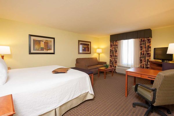 Photo of Hampton Inn Macomb - Macomb, IL, US. Guest room