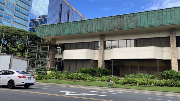 Photo of First Hawaiian Bank - Kapiolani Branch - Honolulu, HI, US. First Hawaiian should put a café on the corner or people can sit outside like capital one cafés thanks he was way too much space