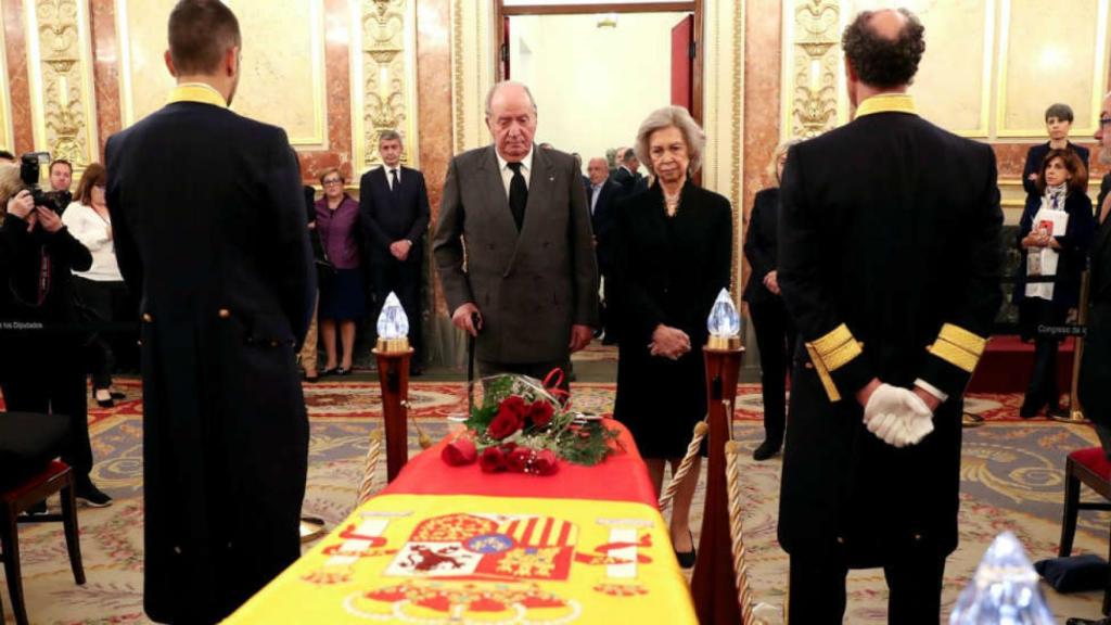 Juan Carlos y Sofía, en el funeral de Alfredo Pérez Rubalcaba.