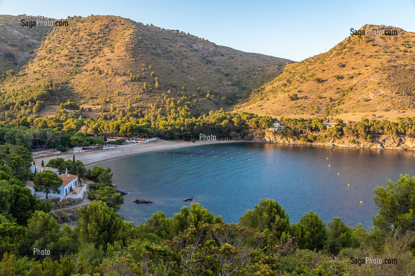 PLAGE DE CALA MONTJOI, RESTAURANT EL BULLI EN PREMIER PLAN, ROSES, COSTA BRAVA, CATALOGNE, ESPAGNE 