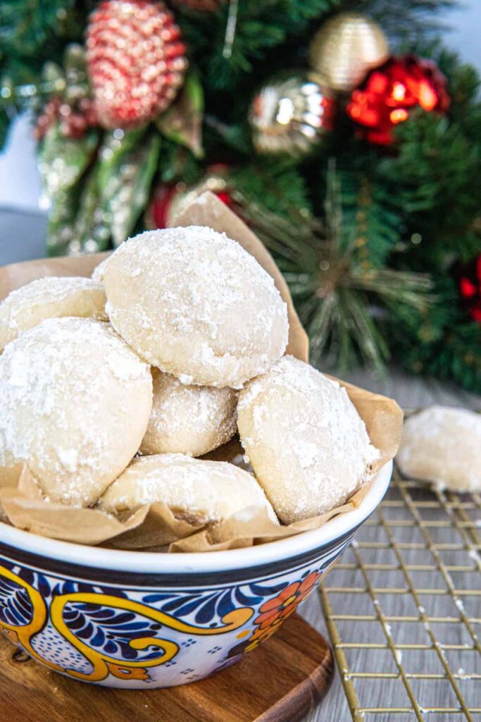 A close-up shot of snowball cookies in a bowl.