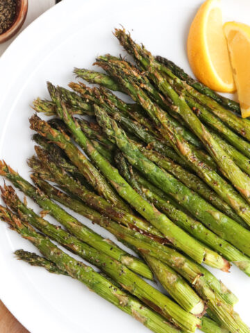 up close of air fryer asparagus.