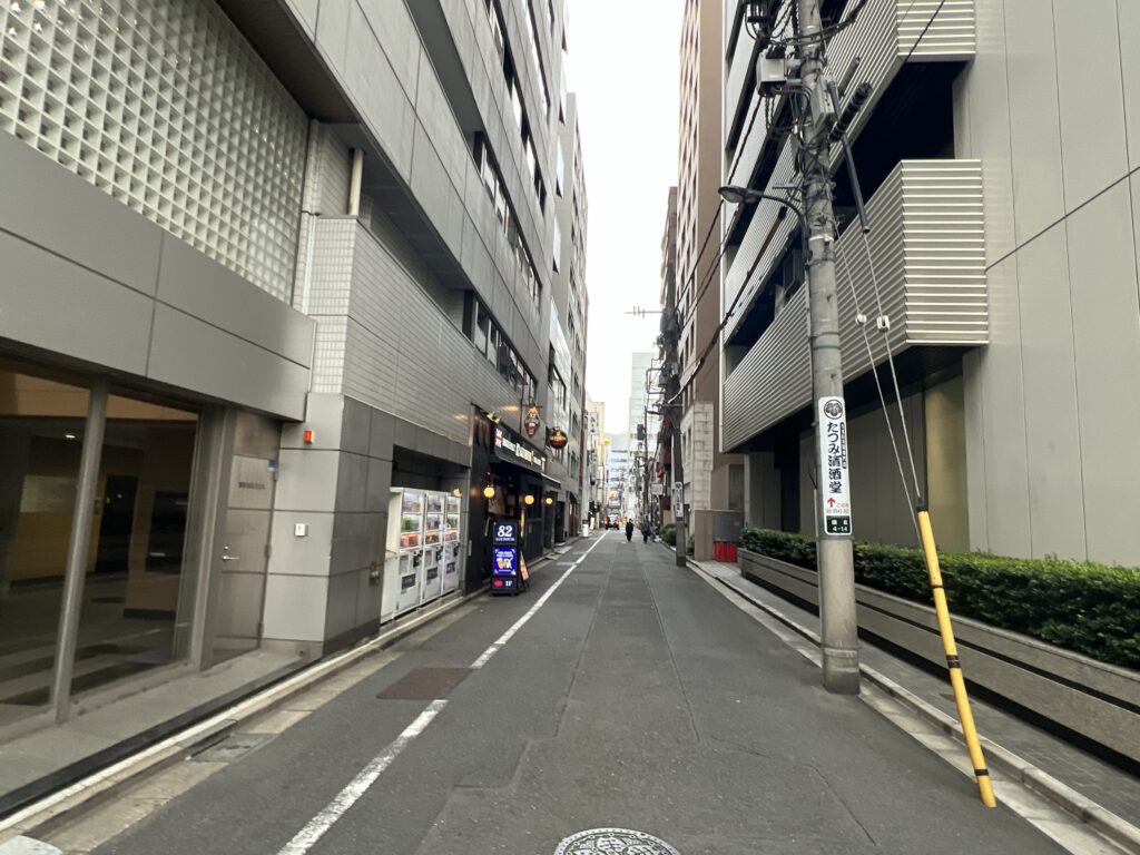 ８２エールハウス 東銀座店前の路地写真