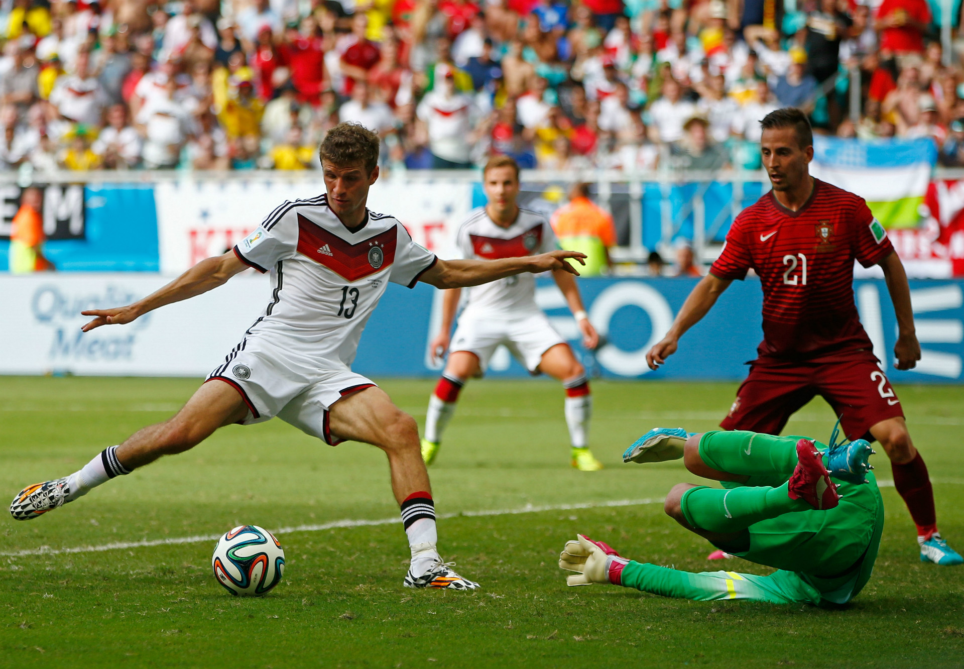 GALERI Momen Mengesankan Piala Dunia 2014 Trigol Muller Lumat