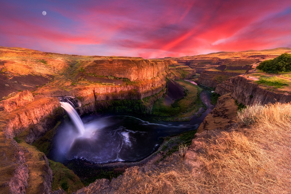 After wine tasting at Washington wineries near Walla Walla, considering visiting places ilke Palouse Falls State Park nearby