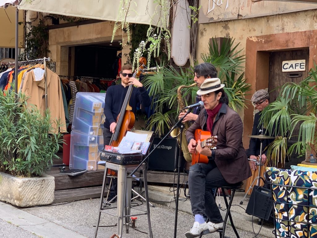 Band at the Lourmarin Friday market, Luberon, Vaucluse, Provence, France