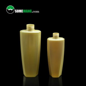 Hai chai PETG 500ml đựng dầu gội có kích cỡ khác nhau trên nền đen, có logo "somewang.com" phía trên.