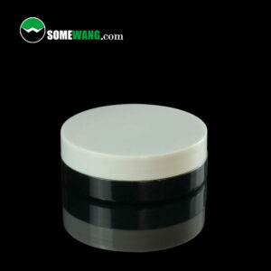 Un pot PETG de 80 g AS-JBG80DS Hot-sale personnalisable en noir et blanc avec l'étiquette « somewang.com » sur fond sombre.