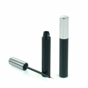 SWC-CEL001 8 ml'lik eyeliner tüpü, alüminyum kapaklı ve beyaz zemin üzerine aplikatör fırçalı.