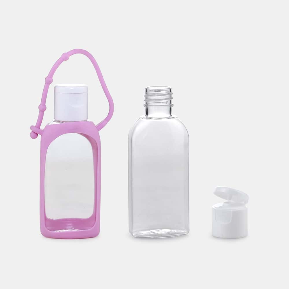 Tiga botol sanitizer tangan kosong 50ml berbeza bentuk bujur pada latar belakang putih; satu dibungkus dalam lengan silikon merah jambu dengan gelung pembawa.