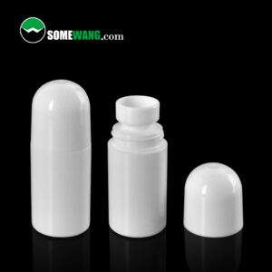 Siyah bir arka plan üzerinde kapakları olan üç beyaz silindirik kap, ortadaki açık. Bu 30ml ve 50ml Geri Dönüştürülebilir PP Roll-On Şişeler (D39mm) "SomeWang.com" yazısına sahiptir.