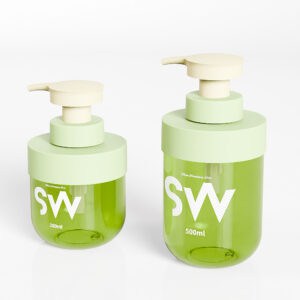 Koleksi ini mempunyai dua dispenser sabun PET hijau (300ml & 500ml) dengan penutup bahu, pam losyen kuning air dan logo "SW".