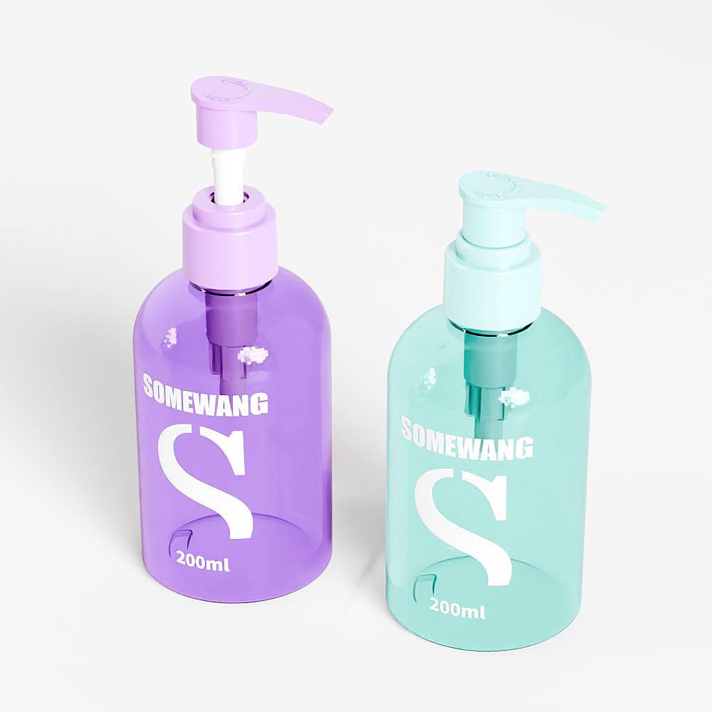 Dua botol pam 200ml "SOMEWANG" dalam plastik PET berwarna ungu dan biru muda terletak dengan elegan di atas permukaan putih, sesuai untuk pembersih tangan.