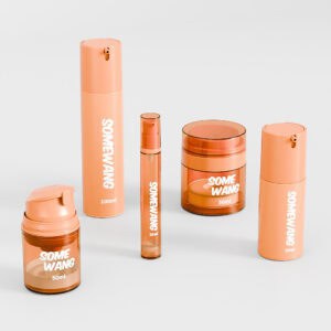 Fünf pfirsichfarbene „Somewang“-Behälter in den Größen 20 ml, 50 ml und 100 ml halten die Produkte in der Serie individueller Airless-Flaschen/-Gläser frisch.