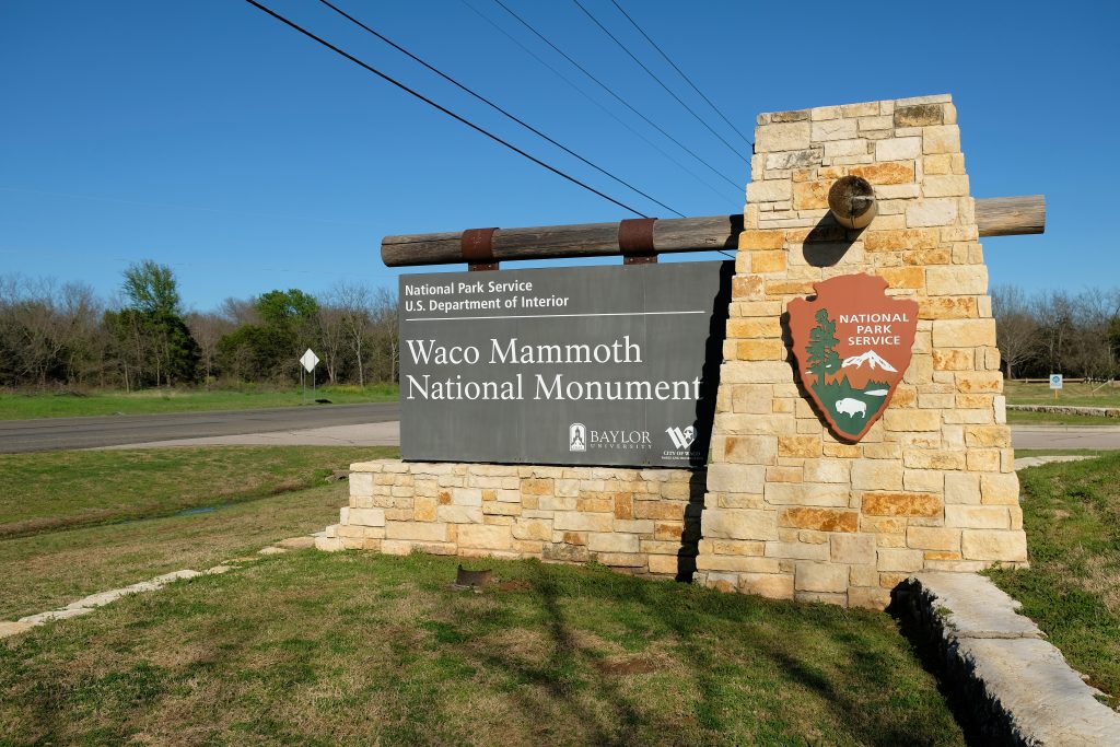 a sign welcoming visitors to Waco Mammoth National Monument