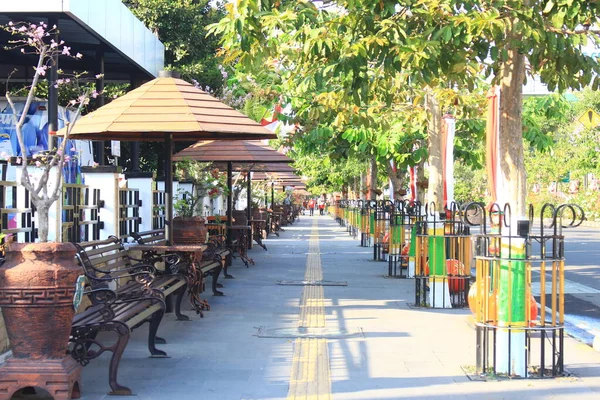 Display space for comfortable and safe pedestrians