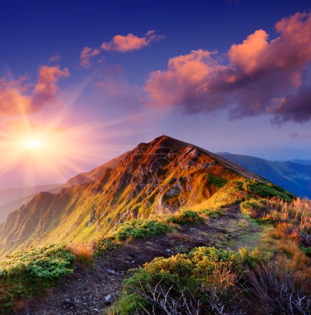 Foto de Hermoso amanecer de verano en las montañas. Camino a lo largo de la cresta que conduce a la cumbre - Imagen libre de derechos