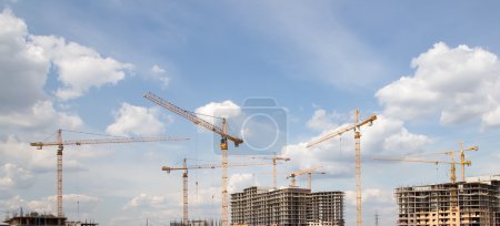 Foto de Grúas en un sitio de construcción. Imagen industrial - Imagen libre de derechos