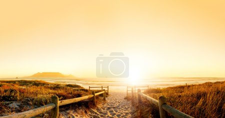 Foto de Panorama del atardecer HDR de una playa cerca de la ciudad del cabo, Sudáfrica. Montaña de la mesa se puede ver en la distancia. Archivo muy grande perfecto para fondos o vallas publicitarias - Imagen libre de derechos