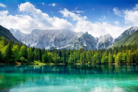 Foto de Hermoso paisaje con lago turquesa, bosque y montañas - Imagen libre de derechos