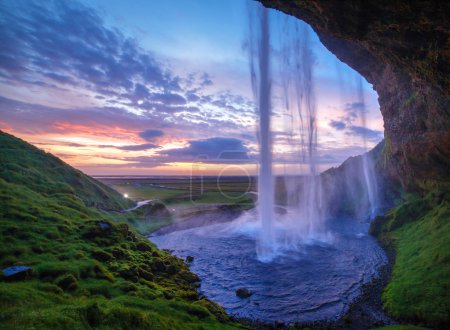 Foto de Cascada Seljalandfoss al atardecer, Islandia. Disparo horizontal
. - Imagen libre de derechos