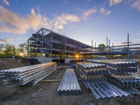 Foto de Construcción con vigas de acero y pavimentos listos para ser instalados - Imagen libre de derechos