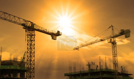 Foto de Construcción de grúas y edificios y puesta de sol cielo - Imagen libre de derechos