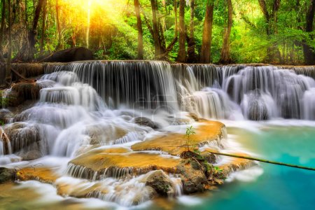 Foto de Nivel cinco de la cascada de Erawan en la provincia de Kanchanaburi, Tailandia - Imagen libre de derechos