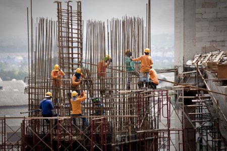 Foto de Edificio en construcción con trabajadores - Imagen libre de derechos