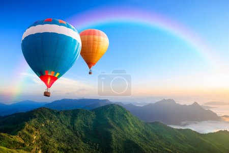 Foto de Coloridos globos de aire caliente volando sobre la montaña - Imagen libre de derechos