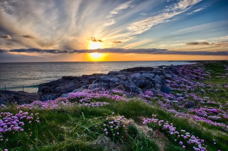 Foto de Una hermosa puesta de sol en la playa de Tangasdale - Hébridas exteriores - Imagen libre de derechos