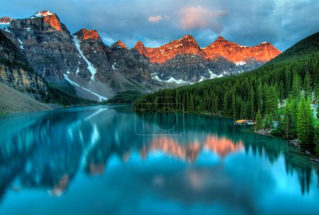 Foto de Tomado en el pico de color durante la salida del sol de la mañana en el lago Moraine en el Parque Nacional Banff
. - Imagen libre de derechos