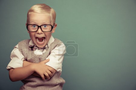 Foto de Alegre sonriente divertido chico sobre un fondo verde
. - Imagen libre de derechos