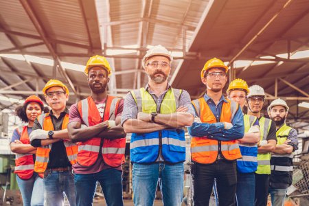 Foto de Grupo de Ingeniero Trabajador Trabajo en equipo personas mezclan raza en la industria pesada de pie confident.selective enfoque en el hombre de centro - Imagen libre de derechos