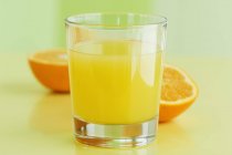 Glass of orange juice — Stock Photo