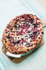 Blueberry and redcurrant cake — Stock Photo