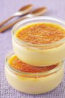 Nahaufnahme von Creme Brulee in zwei Glasschalen — Stockfoto