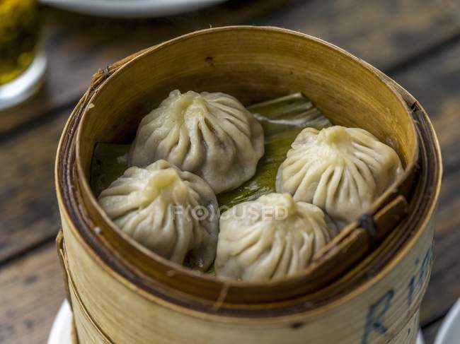 Closeup view of stuffed dumplings in a bamboo steamer — Stock Photo