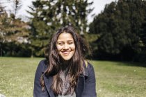 Mujer sentada en el parque - foto de stock