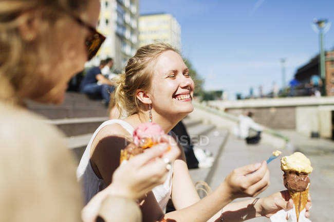 Female friends holding ice cream cones — Stock Photo