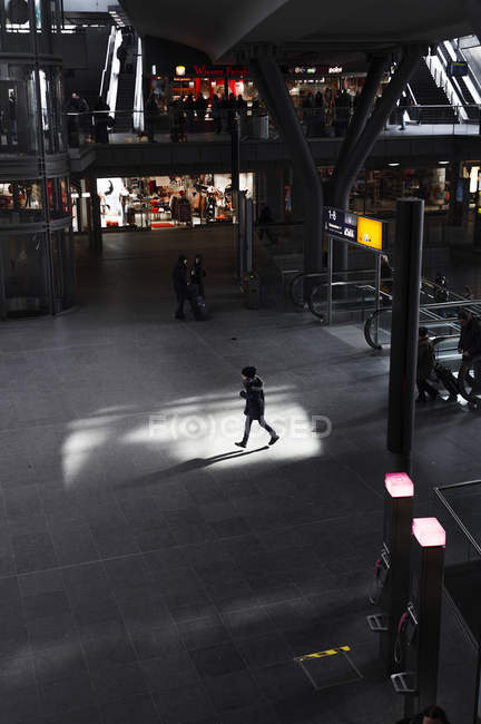 Woman walking in shopping mall — Stock Photo