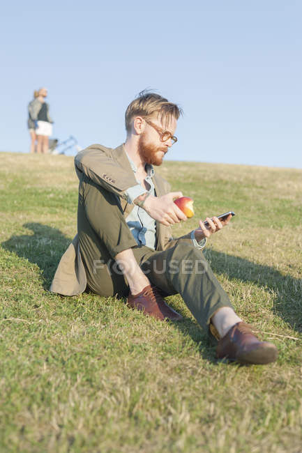 Man having apple — Stock Photo