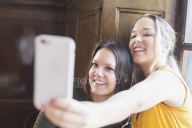 Friends taking self portrait — Stock Photo