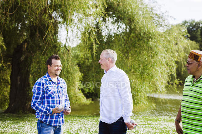 Friends playing boule at park — Stock Photo