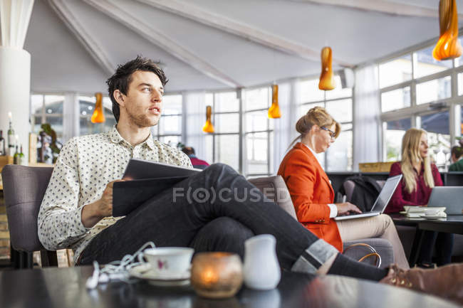 Man holding digital tablet — Stock Photo