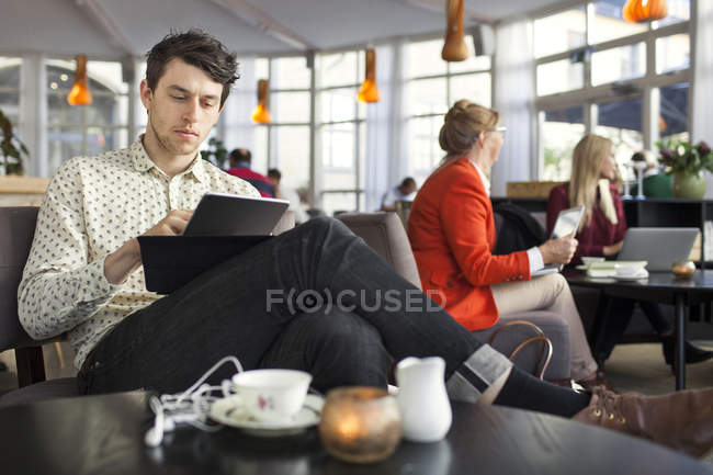 Man using digital tablet — Stock Photo